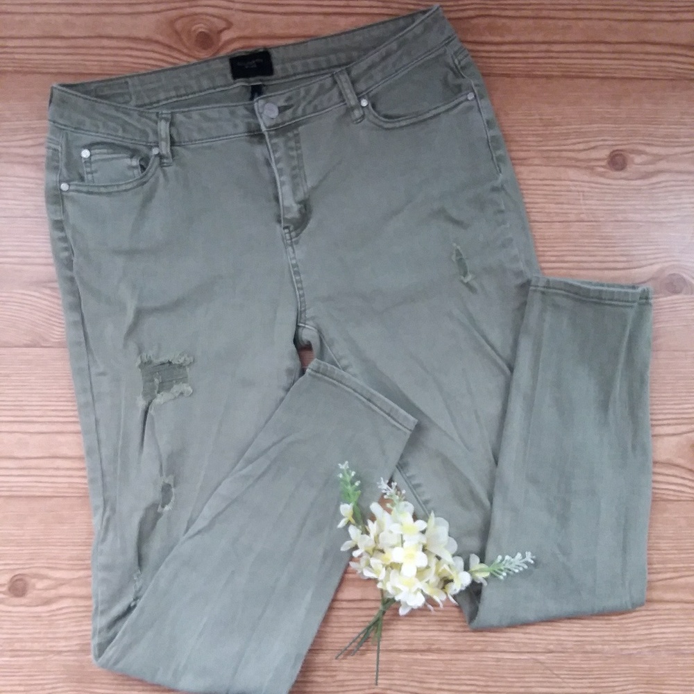 CELEBRITY PINK Green Distressed Mid Rise Skinny